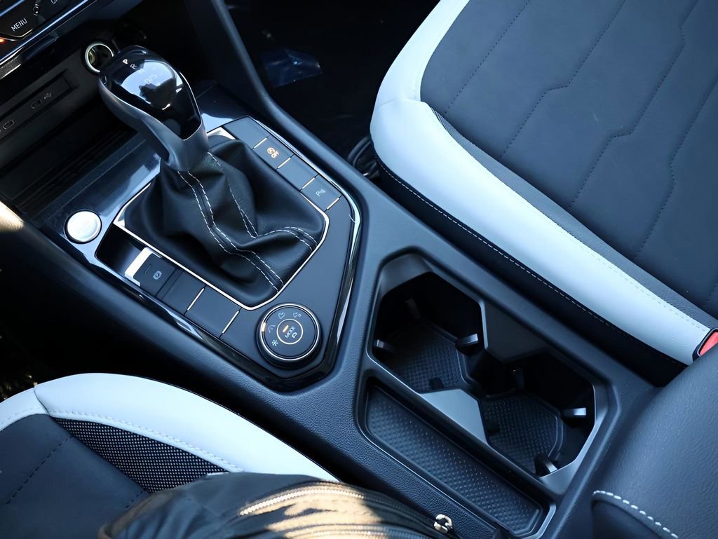 Used 2025 Volkswagen Taos SE image 28