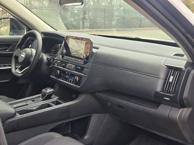 Used 2024 Nissan Pathfinder S image 19