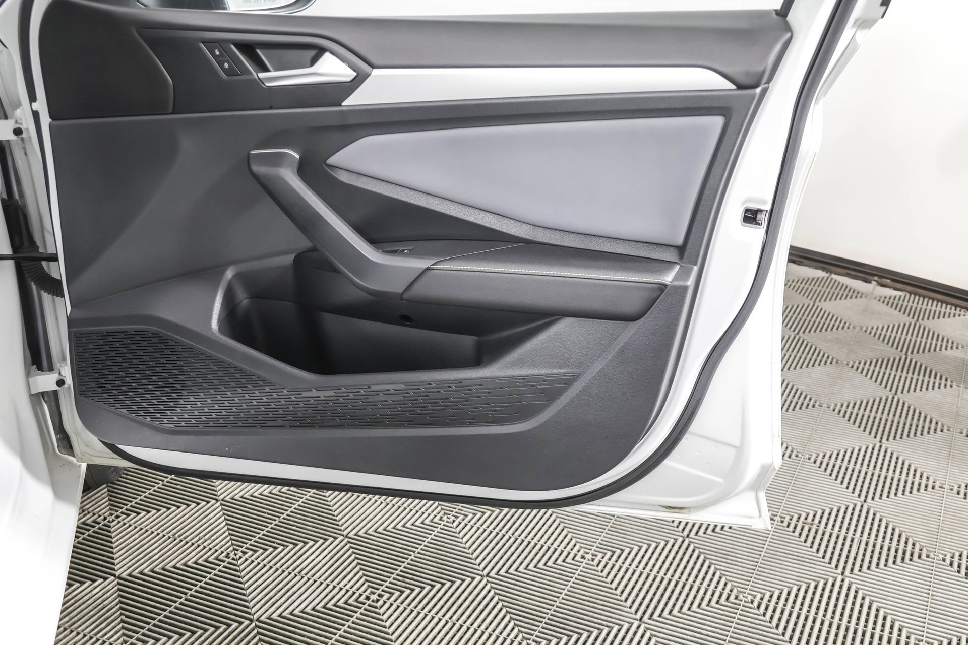 Used 2025 Volkswagen Jetta SE image 46