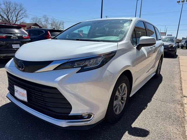 Used 2023 Toyota Sienna XLE image 3