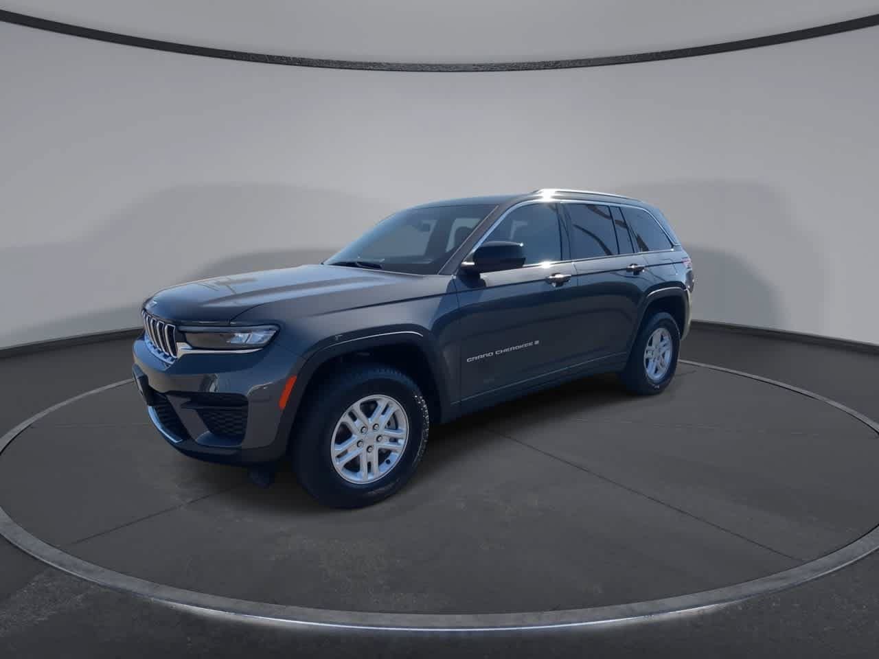 Used 2025 Jeep Grand Cherokee Laredo w/ Luxury Tech Group I AWD/4WD image 4
