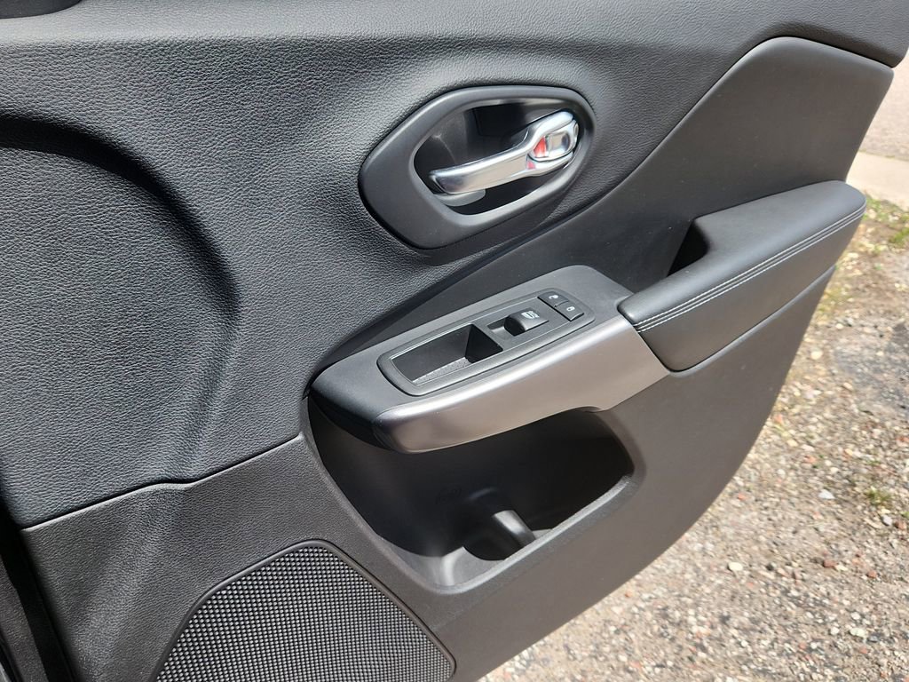 Used 2019 Jeep Cherokee Latitude Plus AWD/4WD image 18