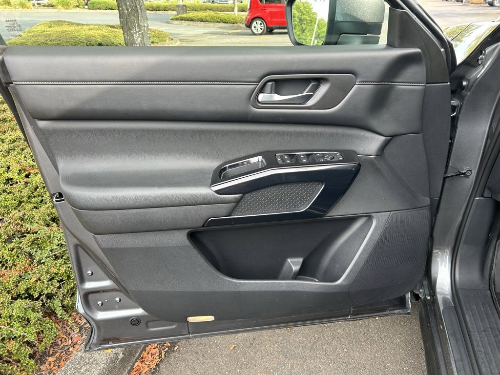 Used 2022 Nissan Pathfinder SV image 13