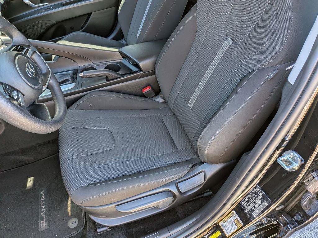 Used 2022 Hyundai Elantra SE FWD image 20