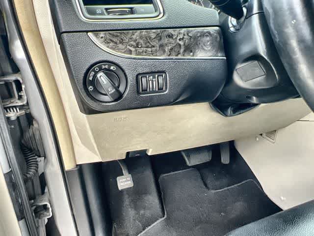 Used 2015 Chrysler Town & Country Touring w/ Driver Convenience Group FWD image 28