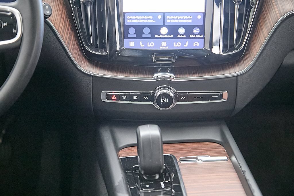Certified 2023 Volvo XC60 B5 Plus w/ Protection Package Premier AWD/4WD image 27