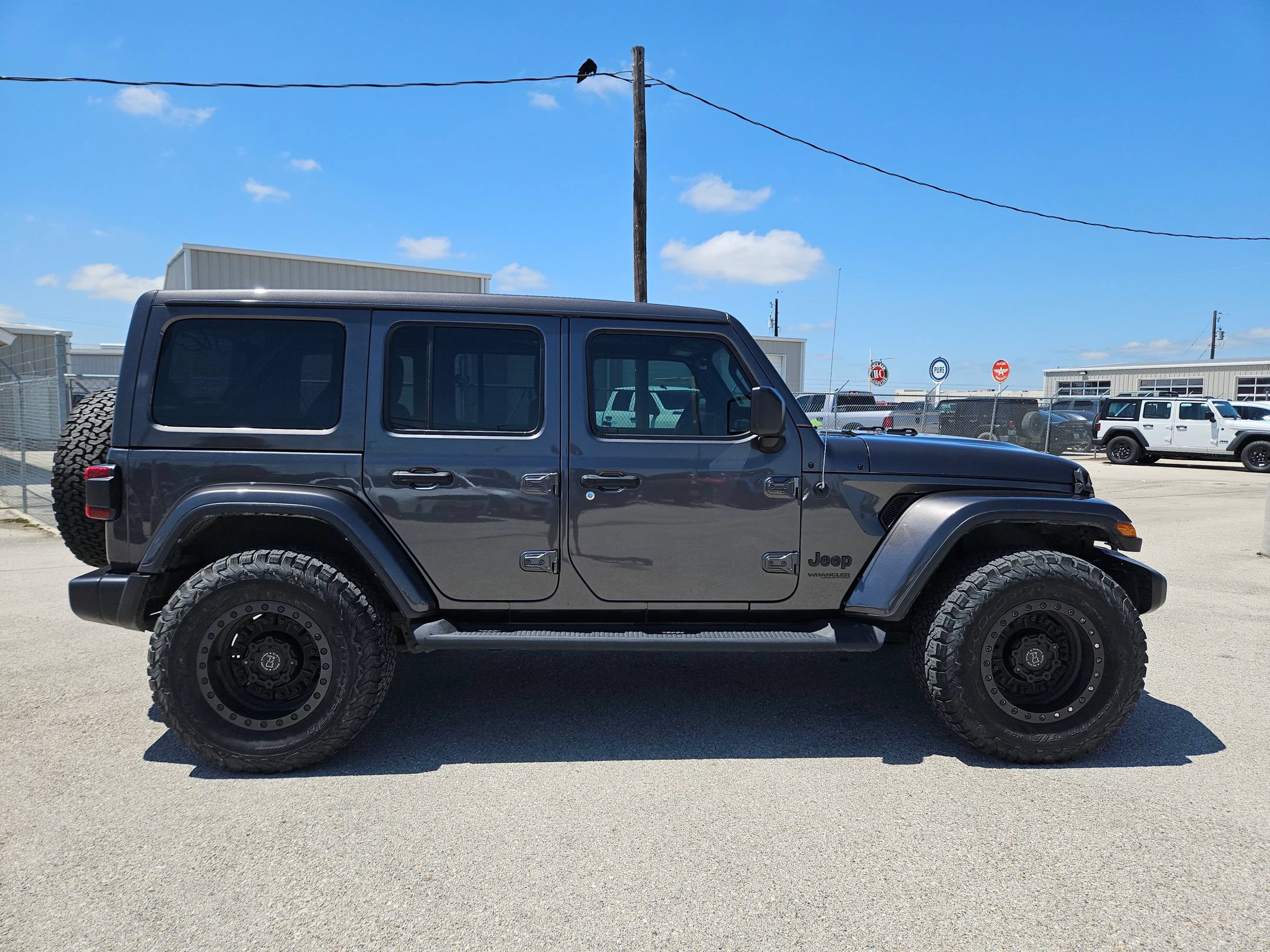 Used 2021 Jeep Wrangler Unlimited Sahara AWD/4WD image 2