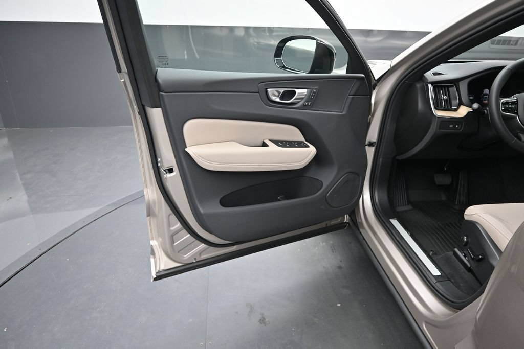New 2026 Volvo XC60 T8 Plus w/ Protection Package Premier AWD/4WD image 9