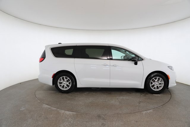 Used 2024 Chrysler Pacifica Touring-L image 22