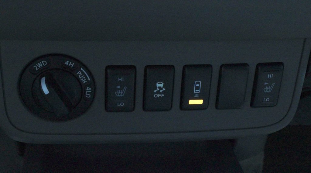 Used 2015 Nissan Frontier SV w/ SV Value Truck Package AWD/4WD image 4
