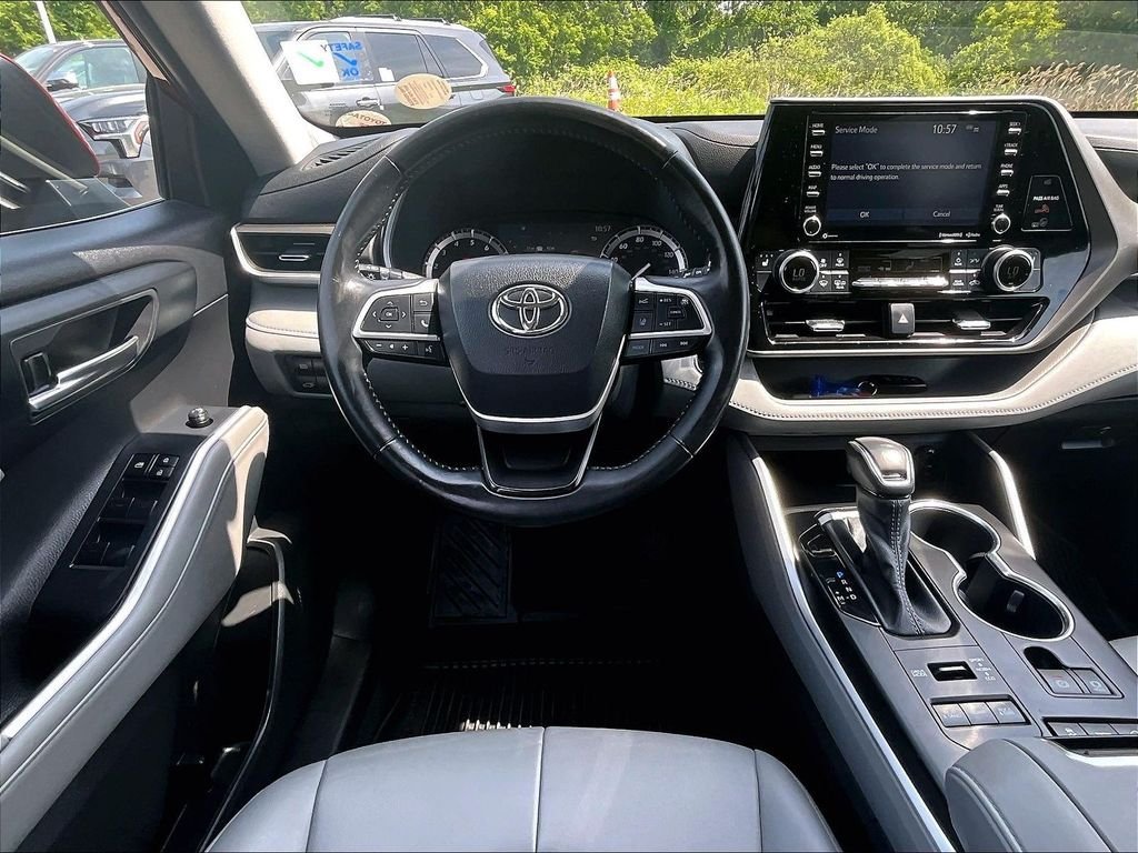 Used 2022 Toyota Highlander XLE AWD/4WD image 17
