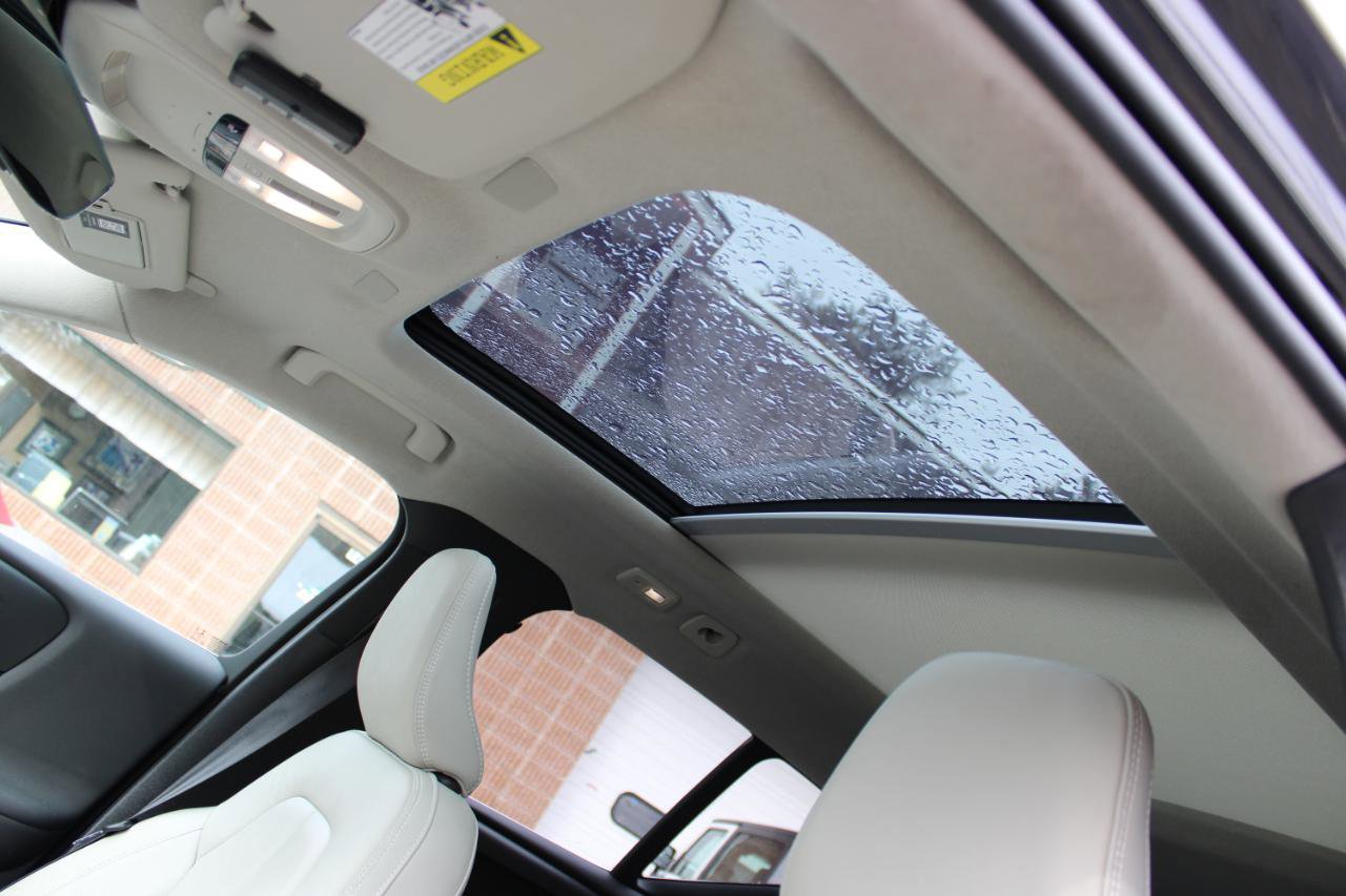 Used 2023 Volvo XC40 B5 Plus image 16