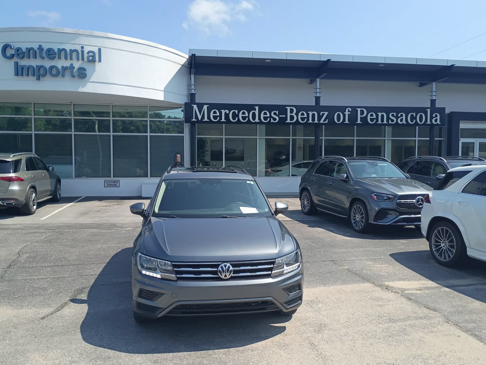 Used 2020 Volkswagen Tiguan SE w/ Panoramic Sunroof Package FWD image 1