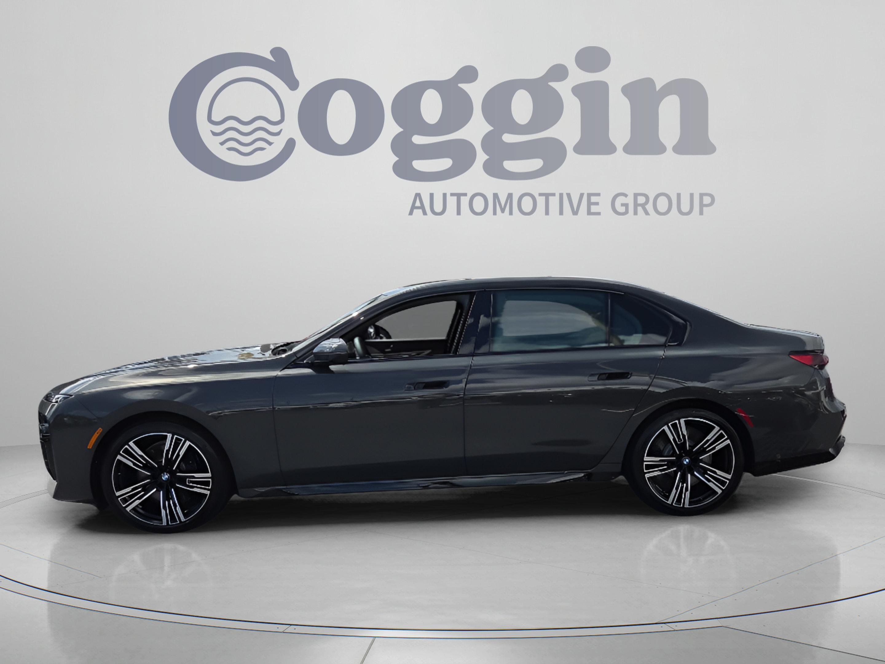 Certified 2025 BMW 760i xDrive w/ Executive Package AWD/4WD image 2