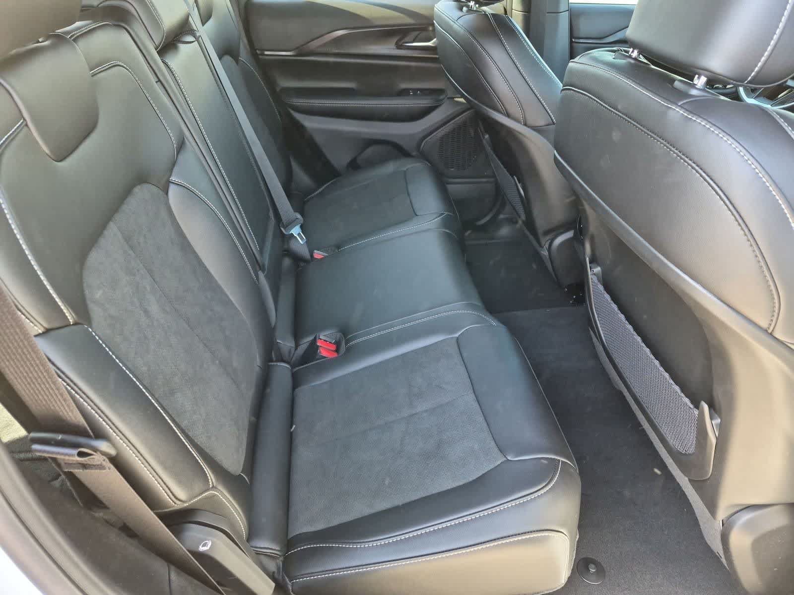 Used 2025 Jeep Grand Cherokee Altitude RWD image 19