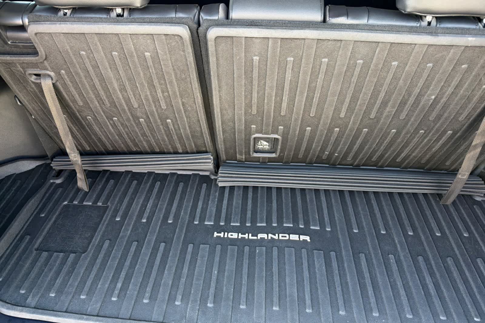 Used 2020 Toyota Highlander XLE AWD/4WD image 18