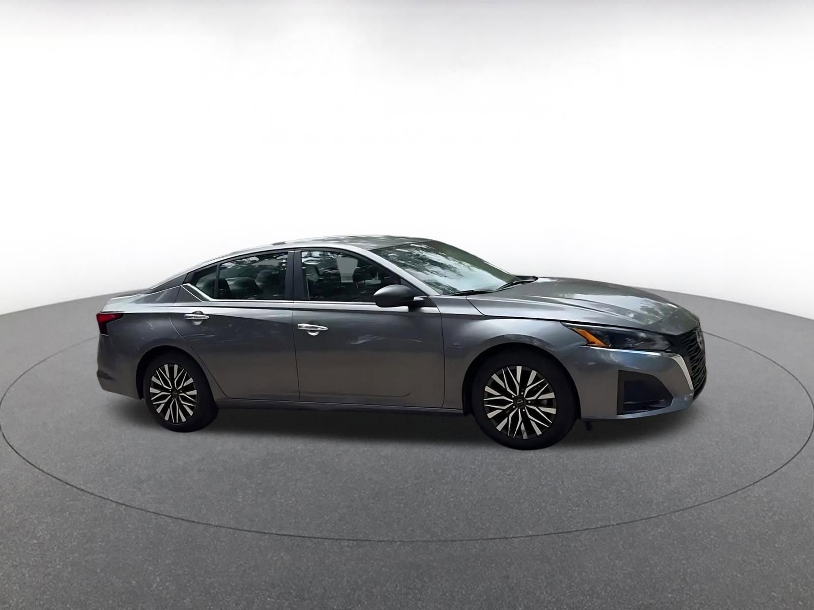 Used 2024 Nissan Altima 2.5 SV FWD image 2