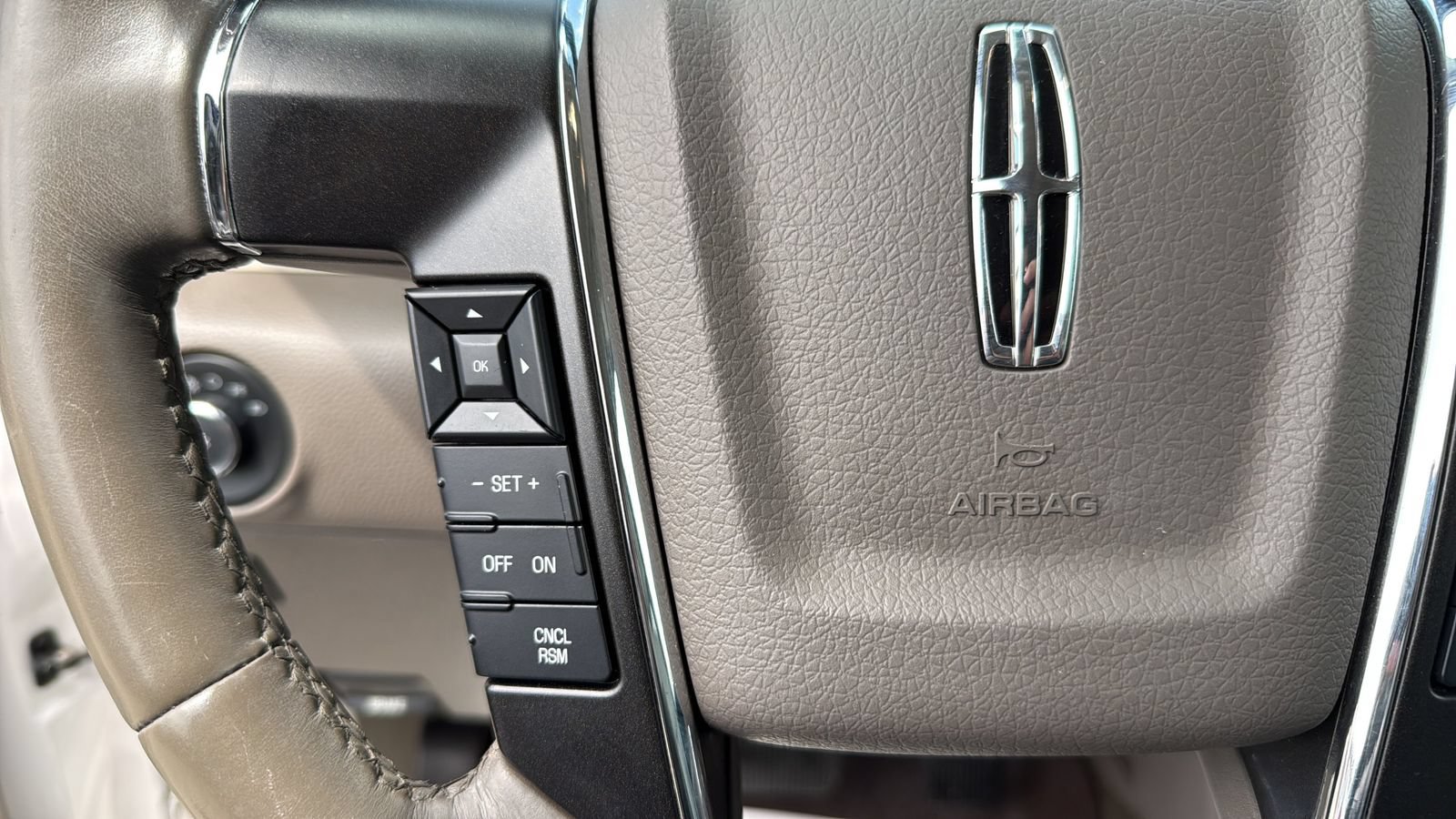 Used 2017 Lincoln Navigator Select RWD image 11
