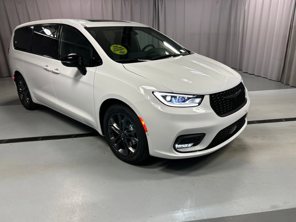 New 2026 Chrysler Pacifica Select