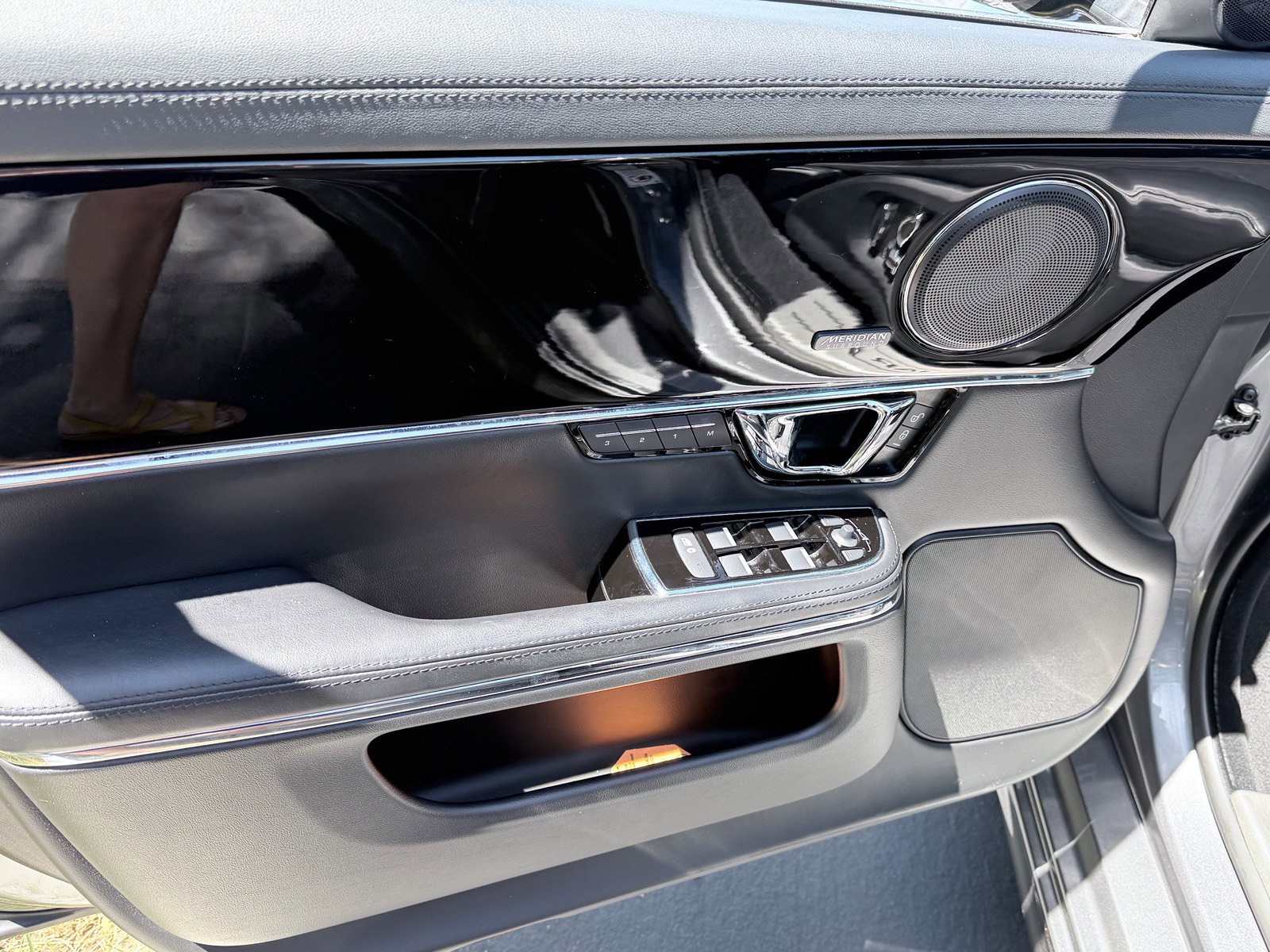 Used 2019 Jaguar XJ R-Sport RWD image 17