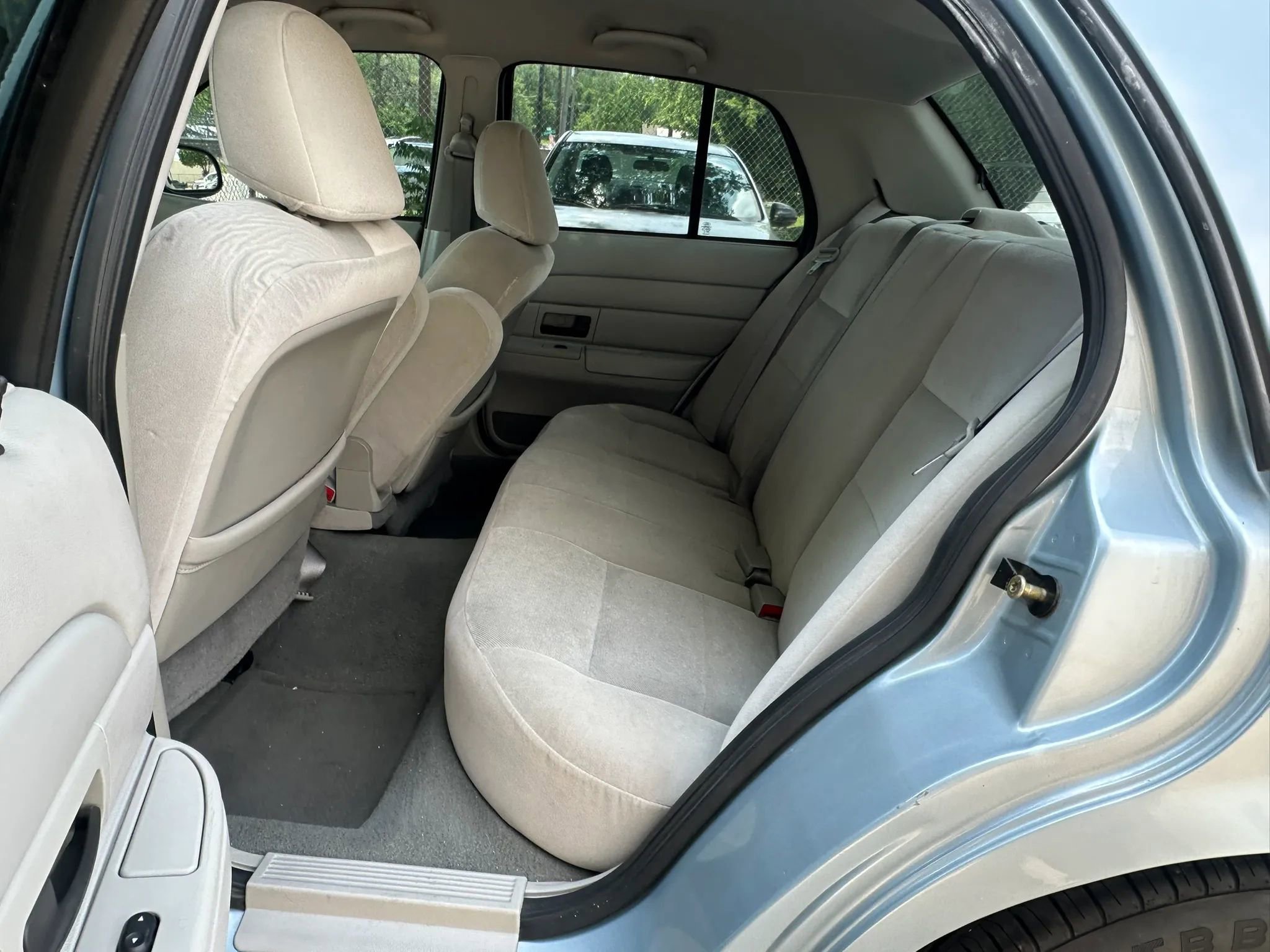 Used 2005 Ford Crown Victoria RWD image 11