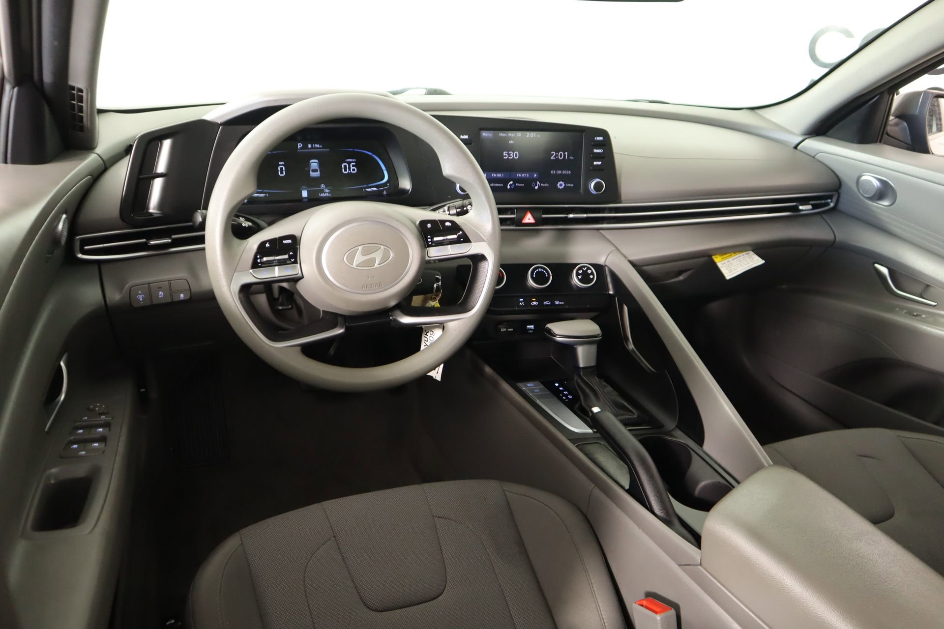 Used 2024 Hyundai Elantra SE FWD image 2