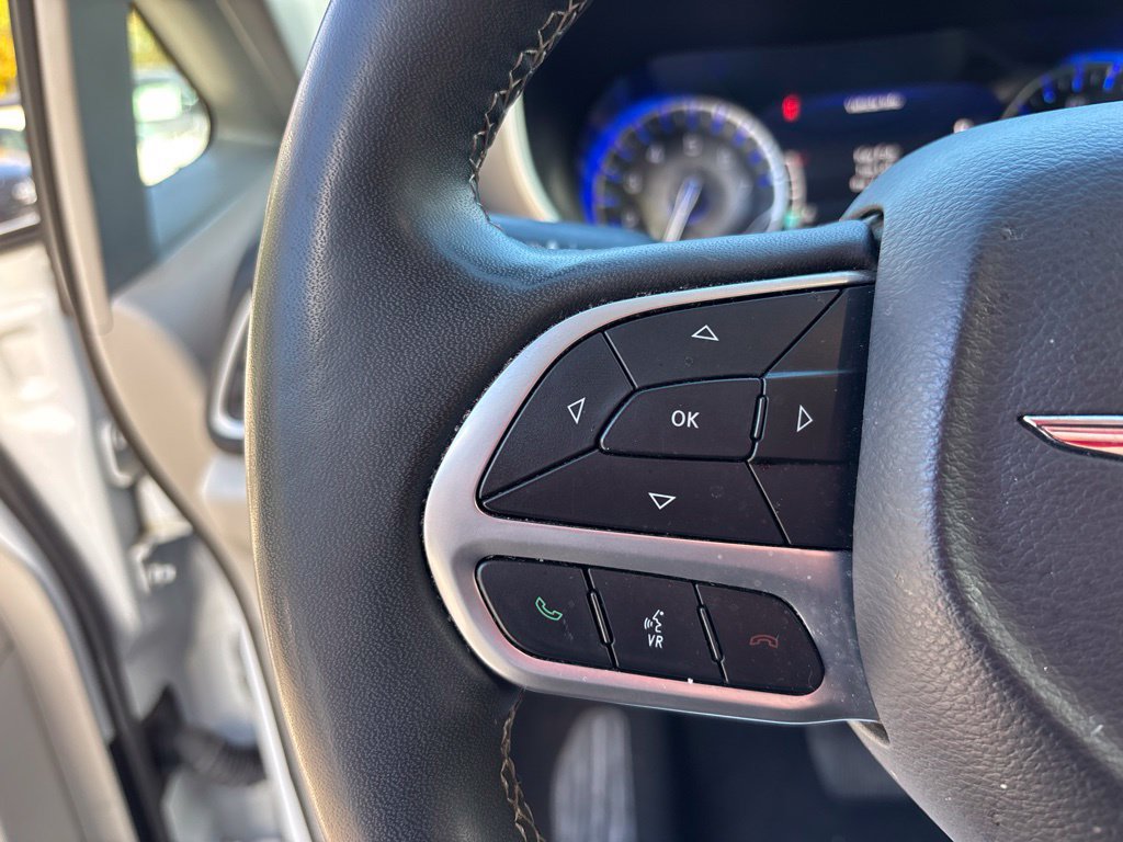 Used 2024 Chrysler Pacifica Touring-L FWD image 24