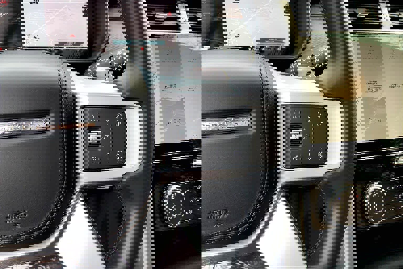 Used 2025 Land Rover Discovery Dynamic SE image 23