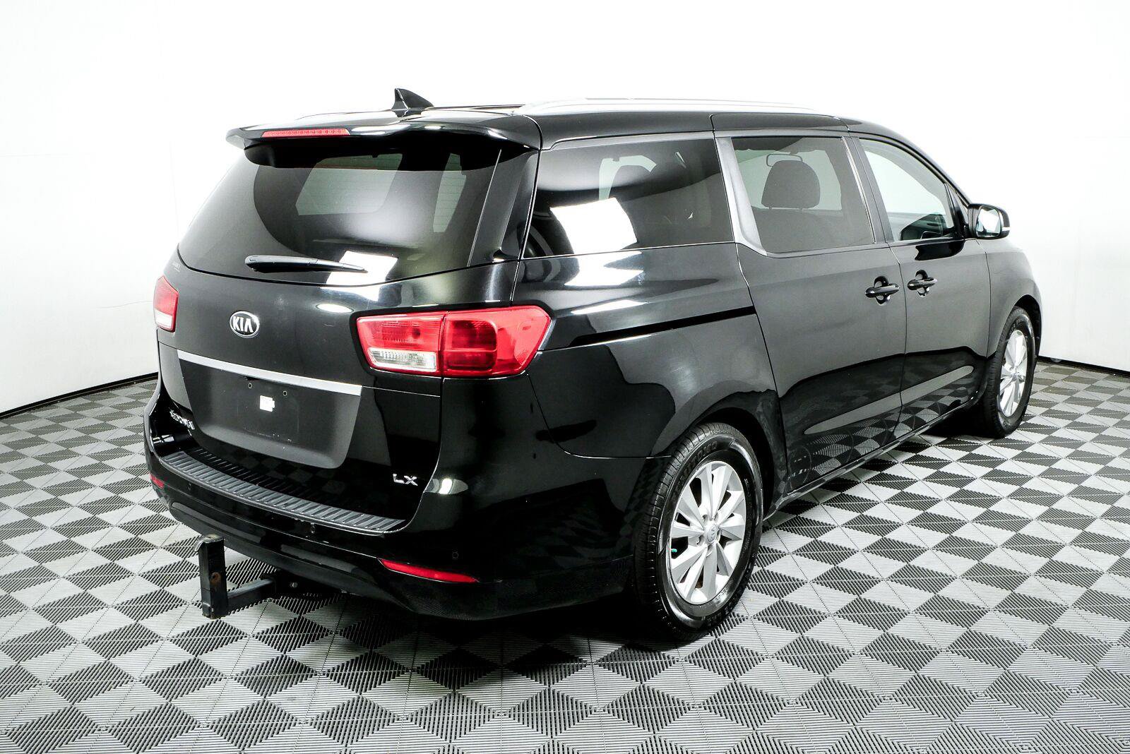 Used 2017 Kia Sedona LX w/ LX Essentials Premium Package FWD image 3