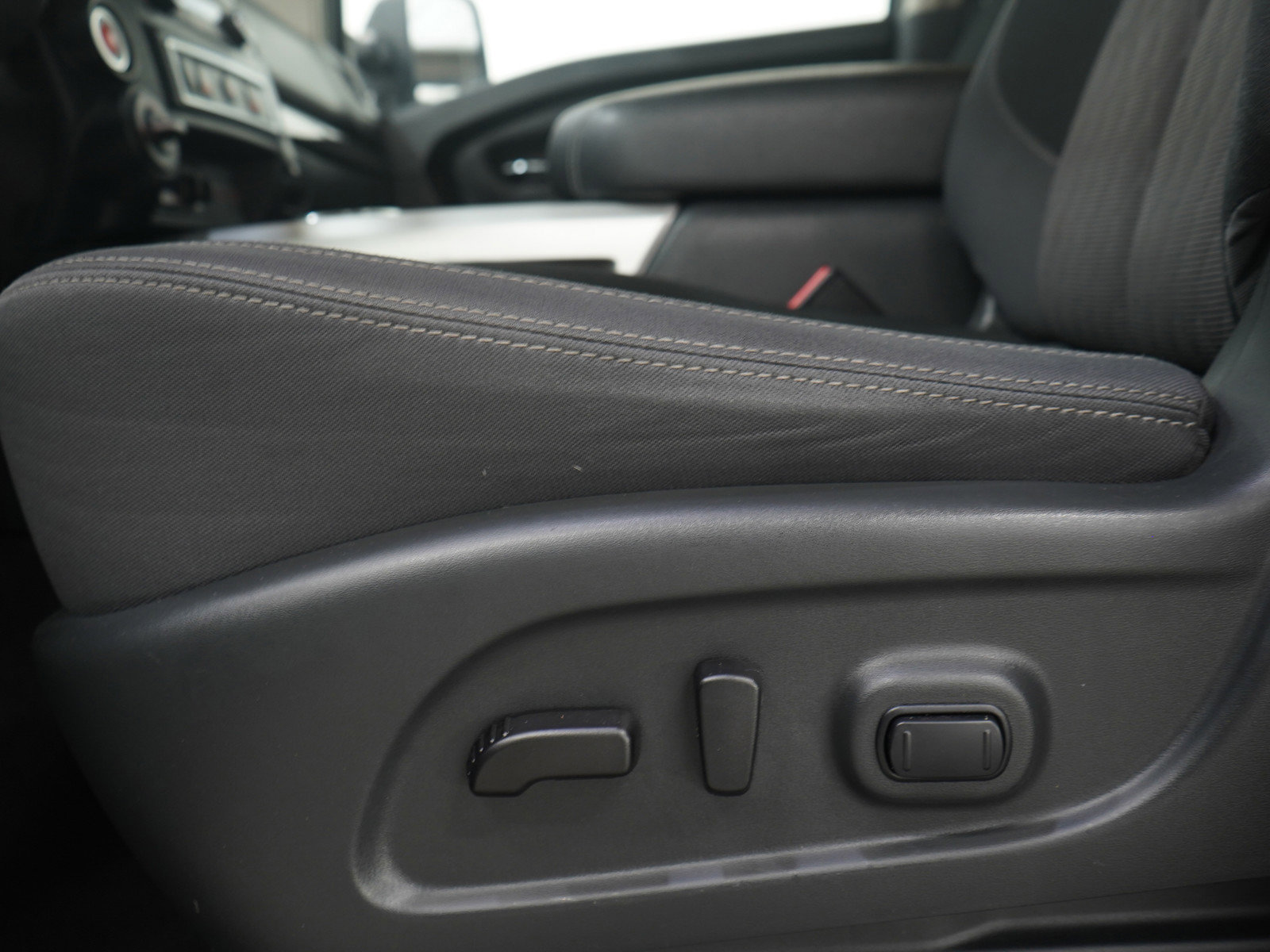 Used 2024 Nissan Titan SV w/ SV Convenience Package image 26