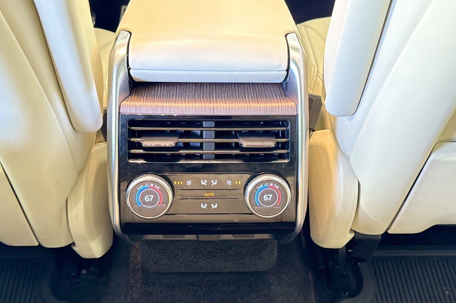 Used 2023 Land Rover Range Rover SE image 23