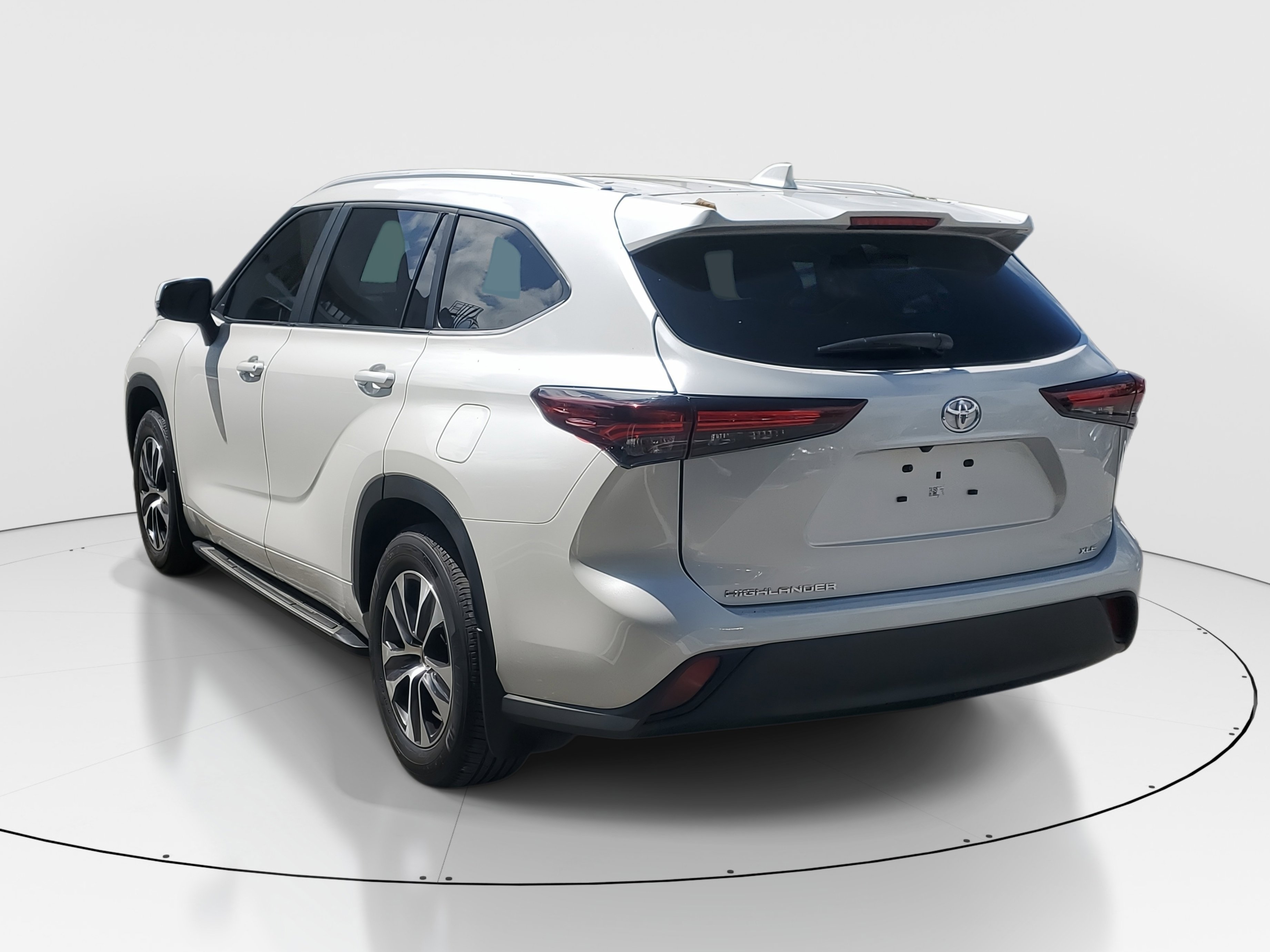 Used 2024 Toyota Highlander XLE image 5