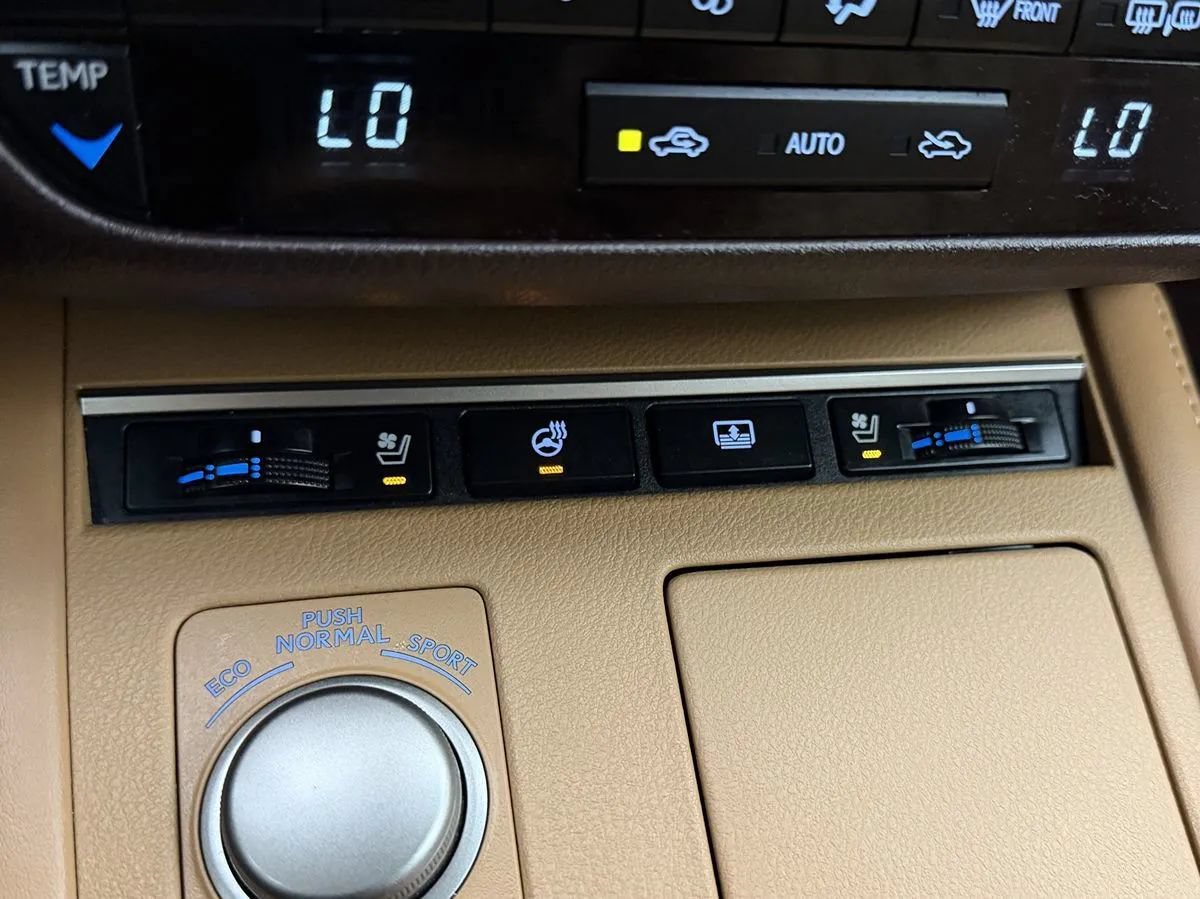 Used 2018 Lexus ES 300h w/ Luxury Package FWD image 23