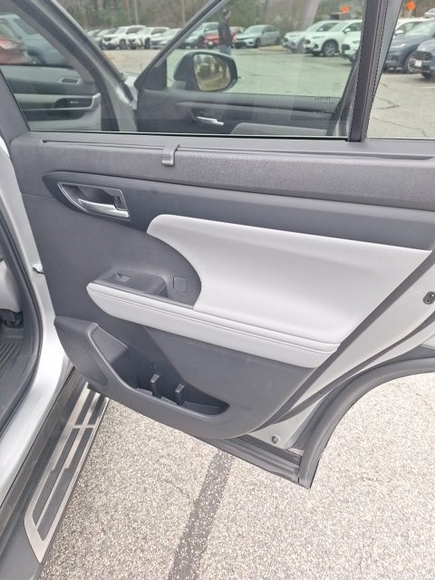 Used 2024 Toyota Highlander LE image 23