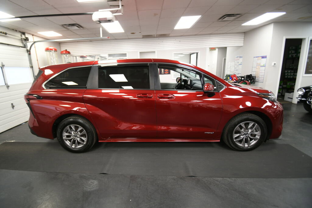 Used 2021 Toyota Sienna LE FWD image 8