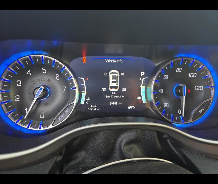 Used 2023 Chrysler Pacifica Touring-L image 6