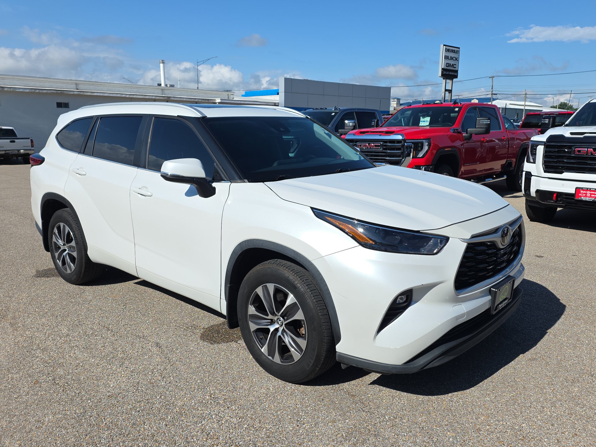 Used 2023 Toyota Highlander XLE AWD/4WD image 2