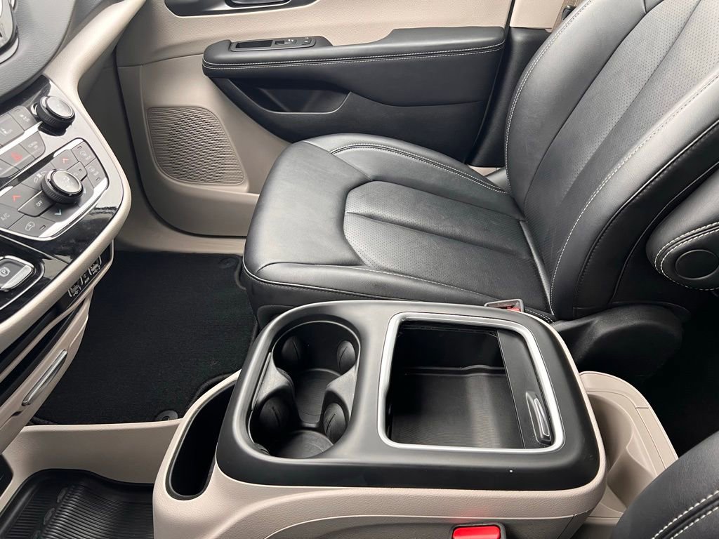Used 2024 Chrysler Pacifica Touring-L image 34