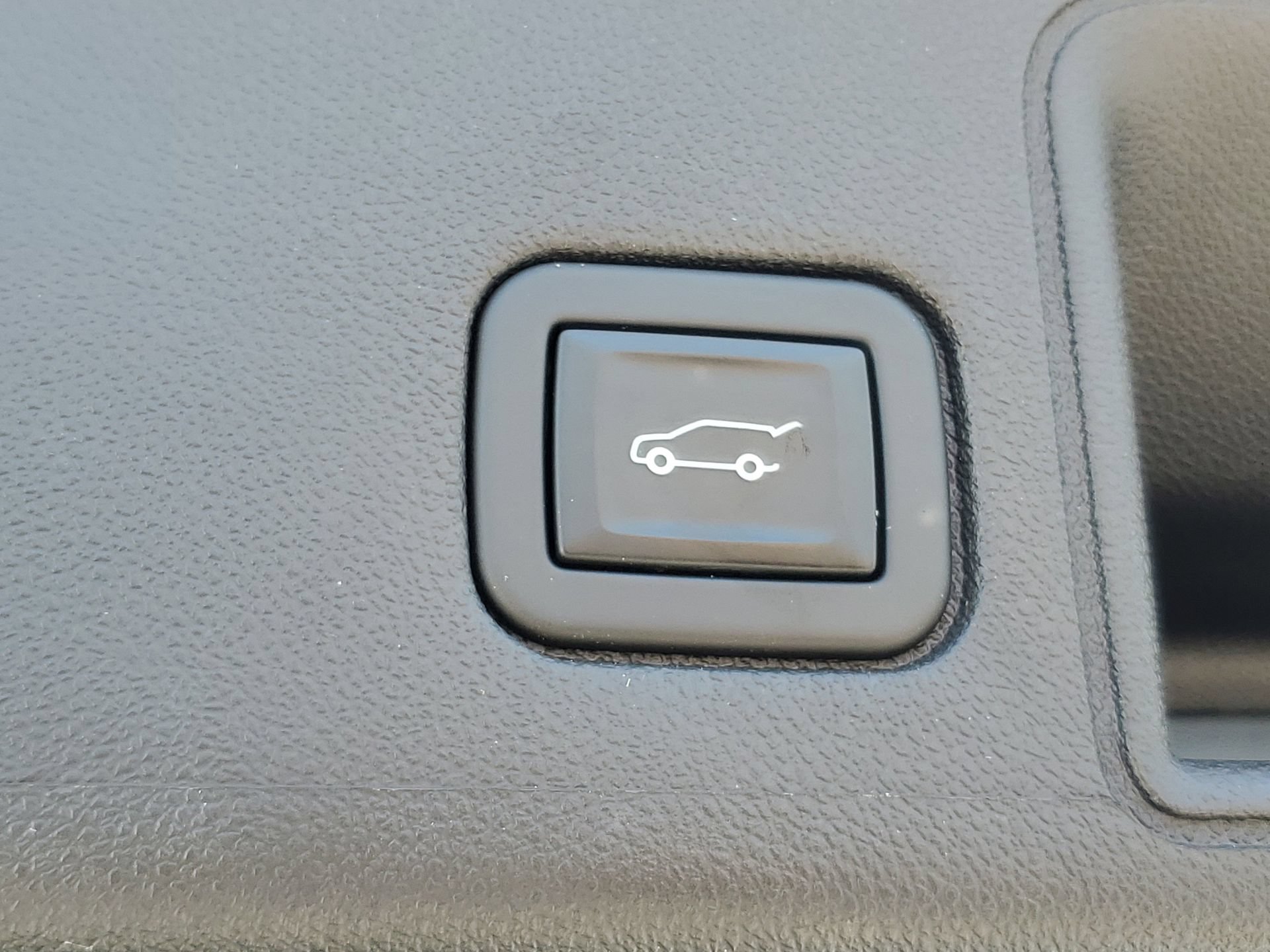 Used 2023 GMC Terrain SLT w/ LPO, Floor Liner Package FWD image 9