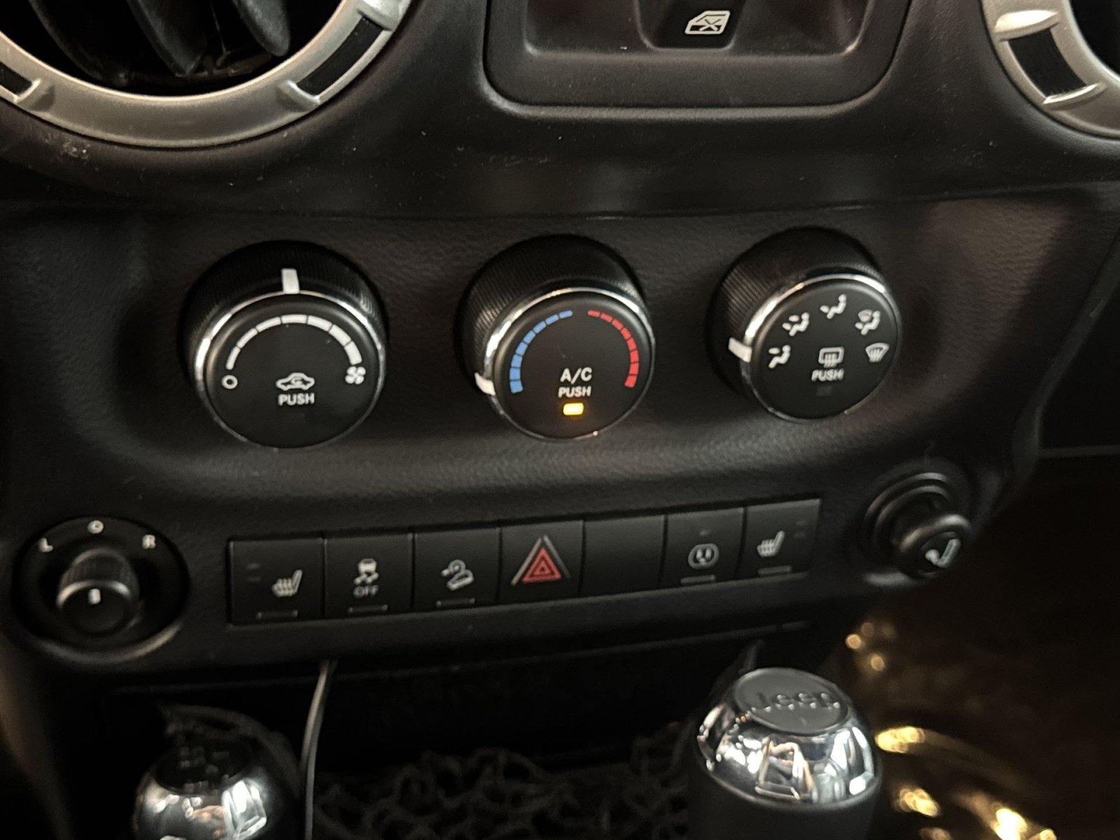Used 2016 Jeep Wrangler Unlimited Rubicon w/ Connectivity Group AWD/4WD image 18