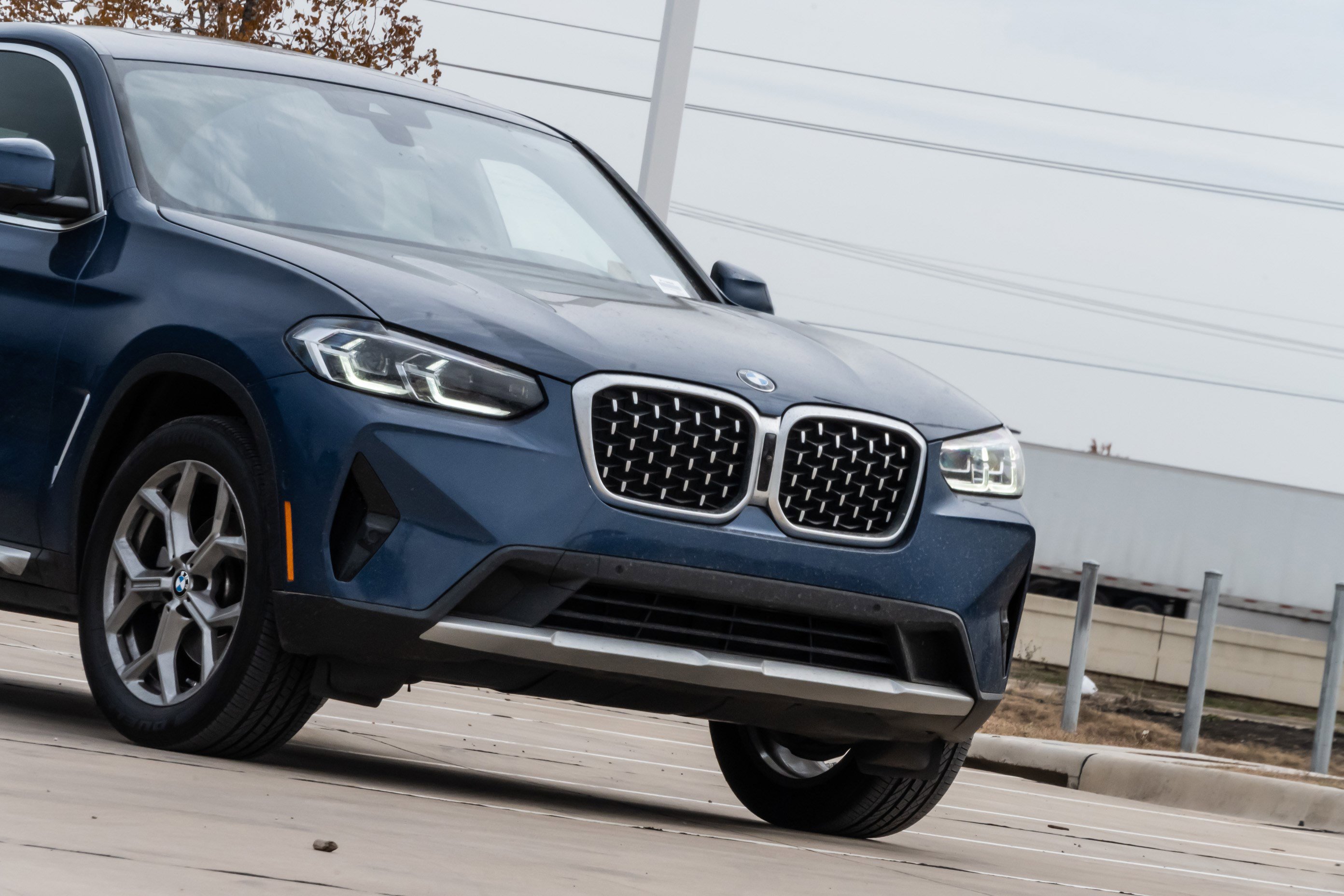 Certified 2025 BMW X4 xDrive30i image 5