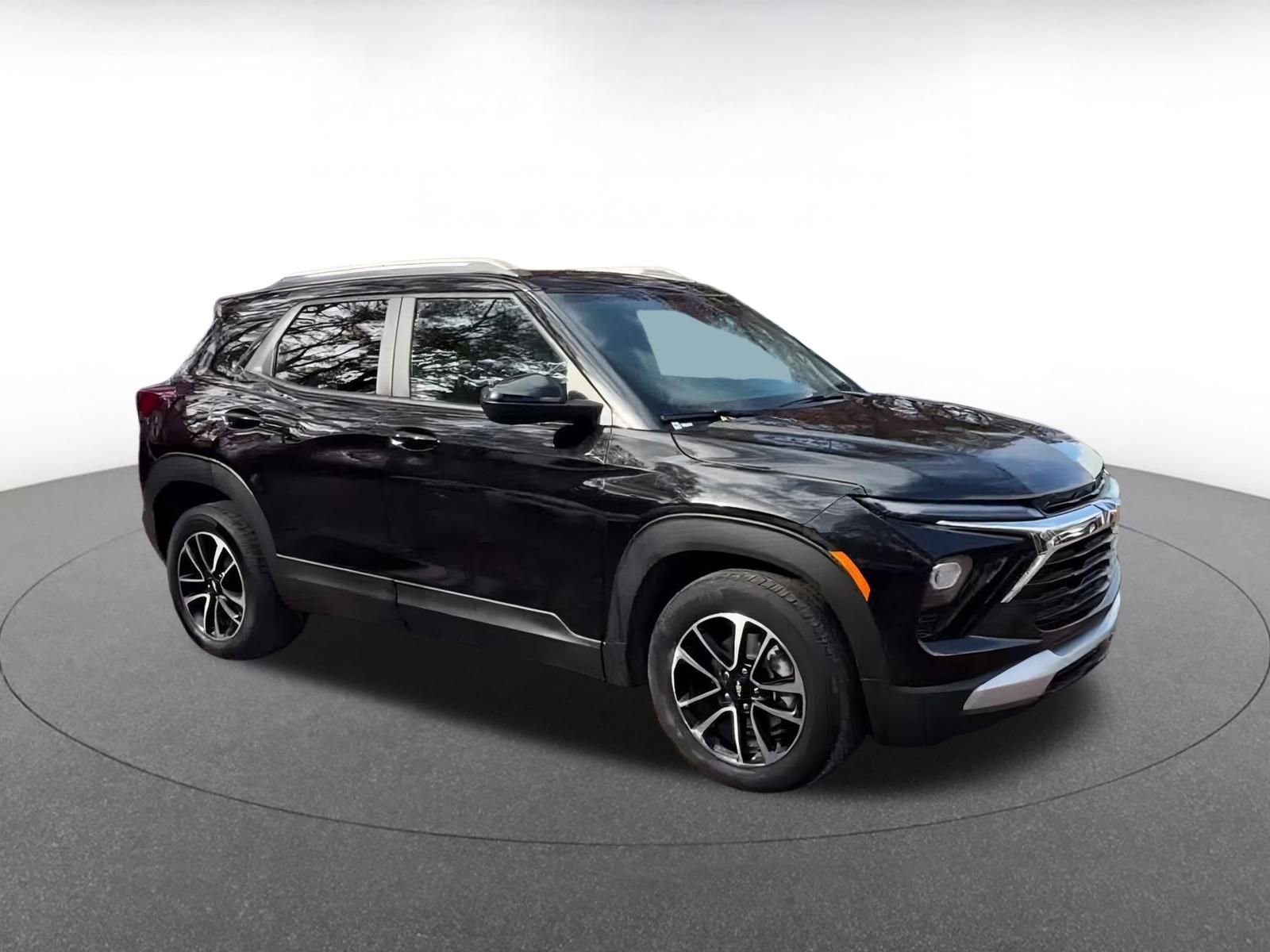 Used 2025 Chevrolet TrailBlazer LT image 2