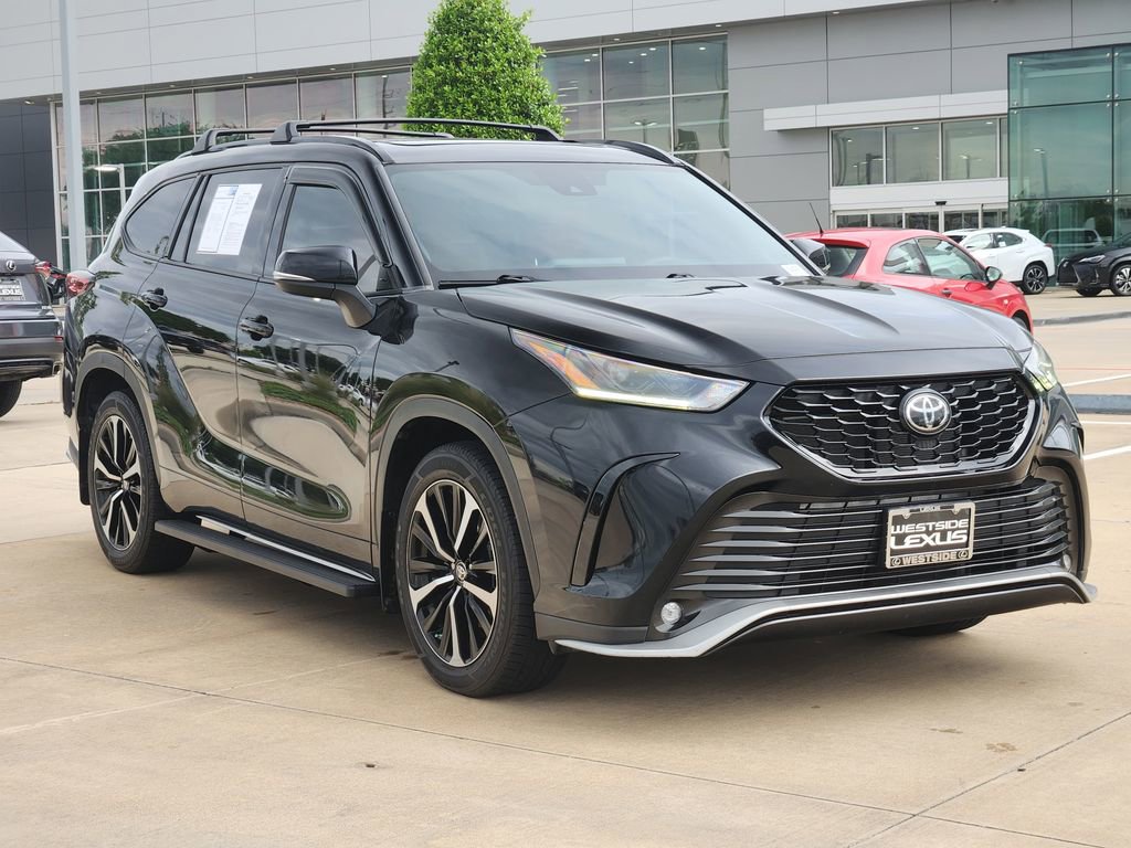 Used 2021 Toyota Highlander XSE FWD image 3