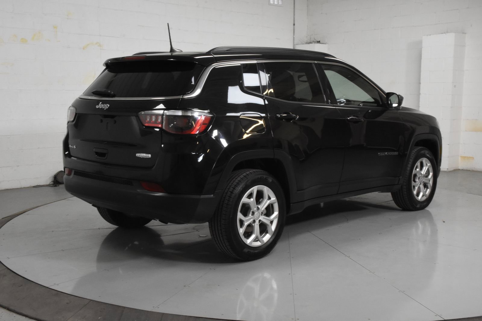 Used 2024 Jeep Compass Latitude AWD/4WD image 2