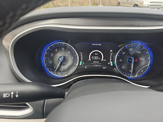 Used 2024 Chrysler Pacifica Touring-L FWD image 16