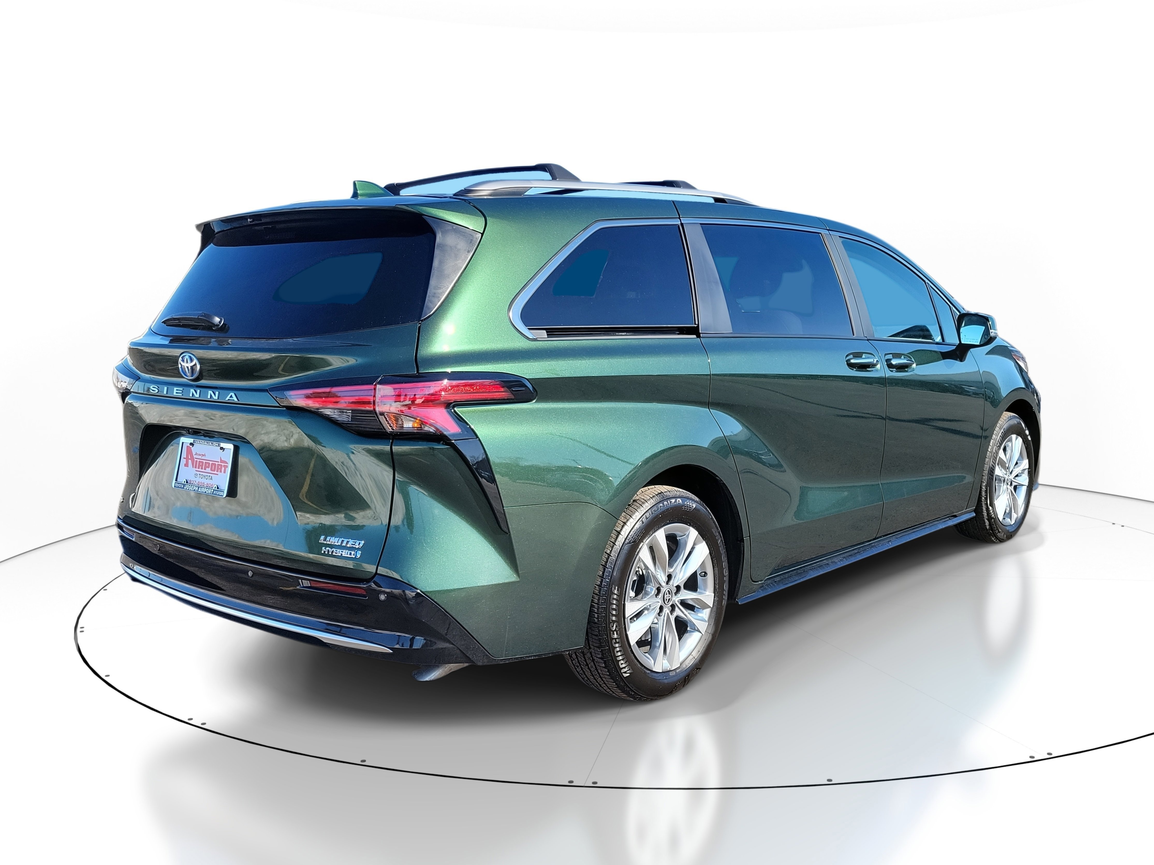 Used 2024 Toyota Sienna Limited image 4