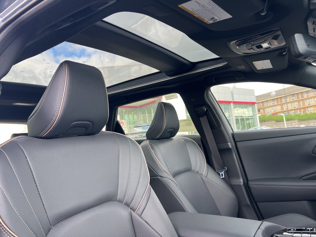 New 2025 Toyota Crown Signia image 6