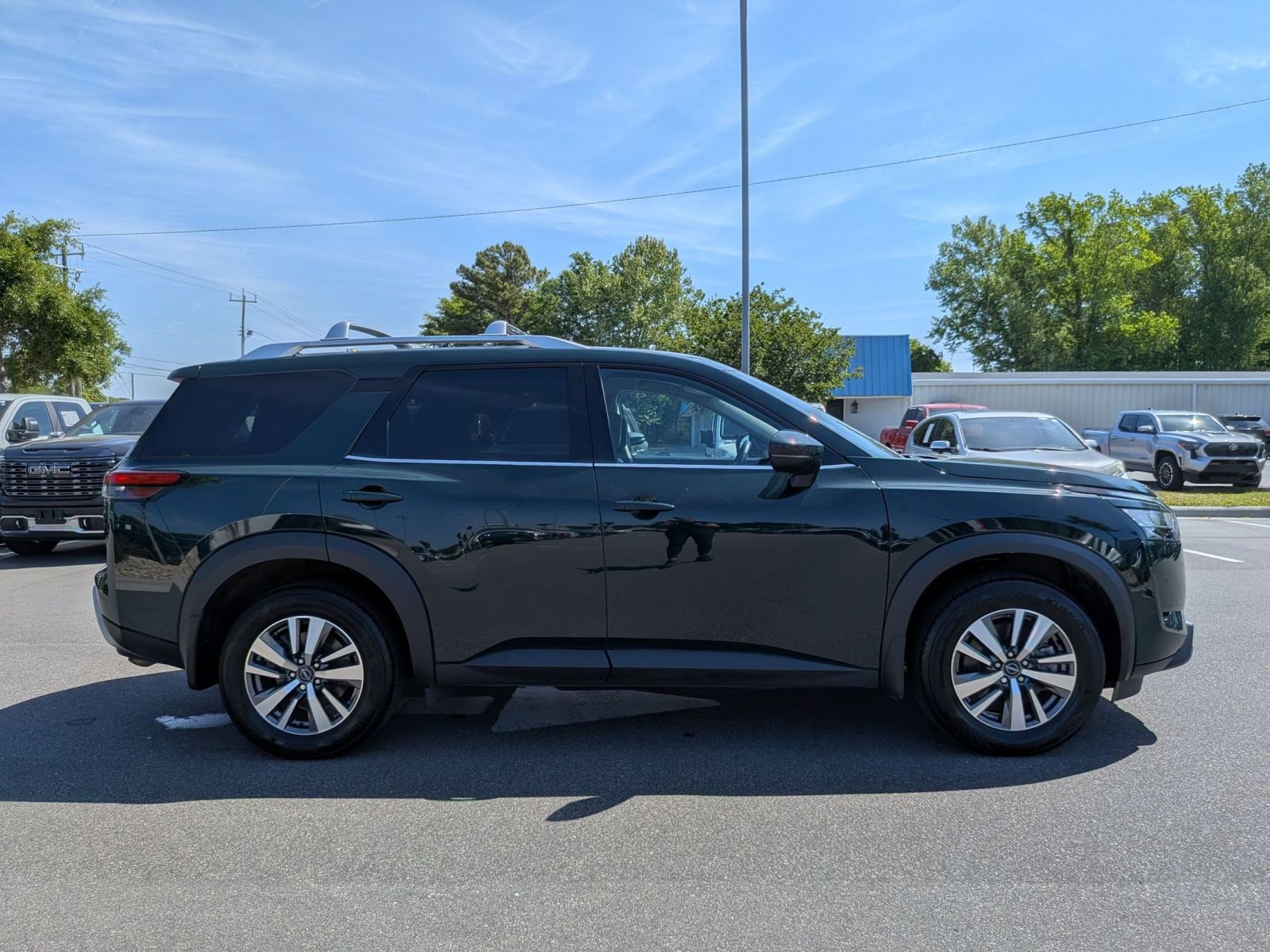 Used 2024 Nissan Pathfinder SL AWD/4WD image 2