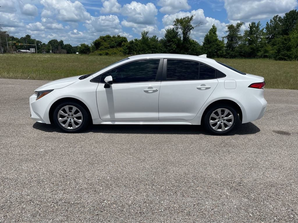 Used 2024 Toyota Corolla LE FWD image 2