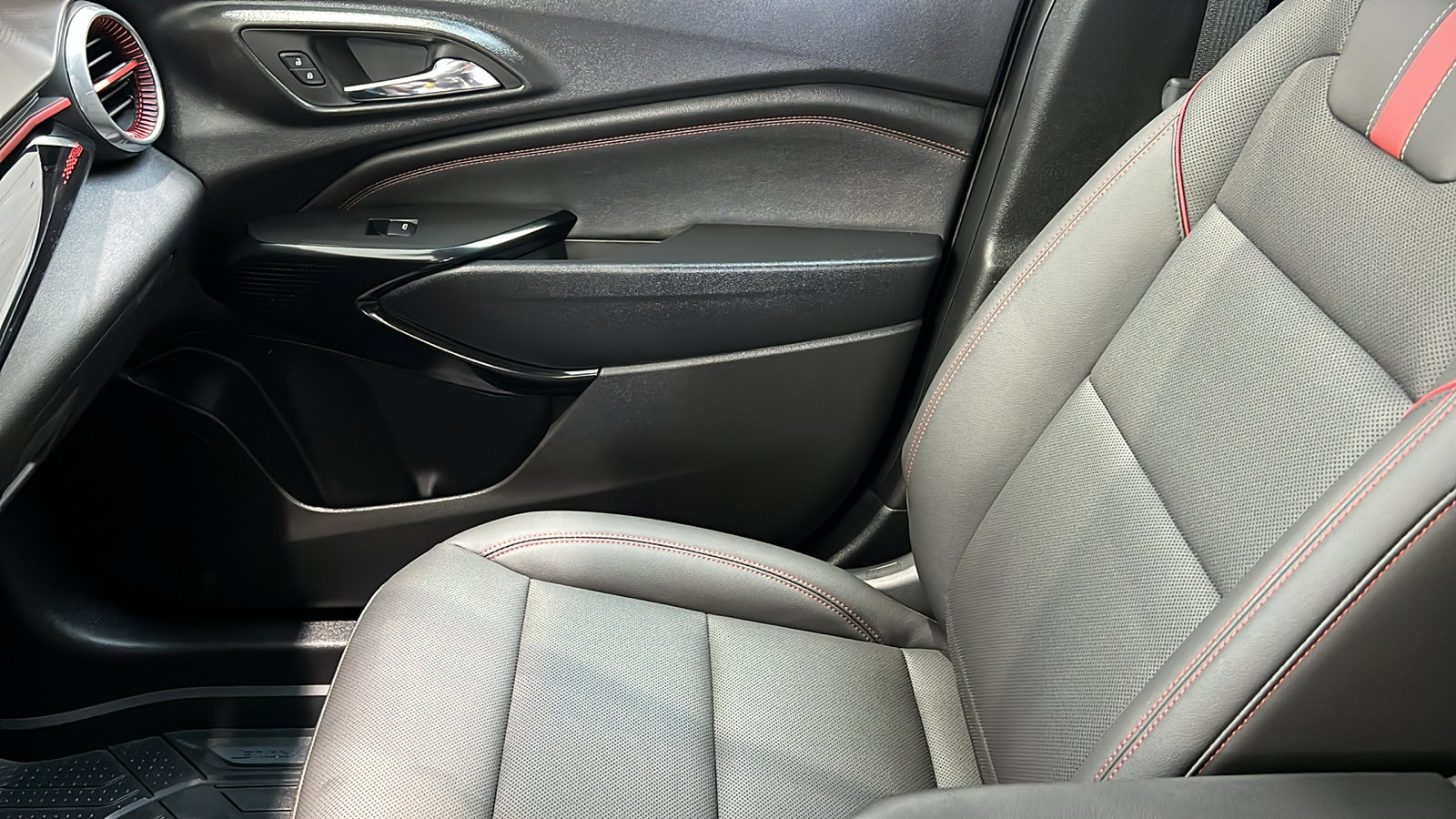 New 2025 Chevrolet Trax RS w/ Driver Confidence Package image 17